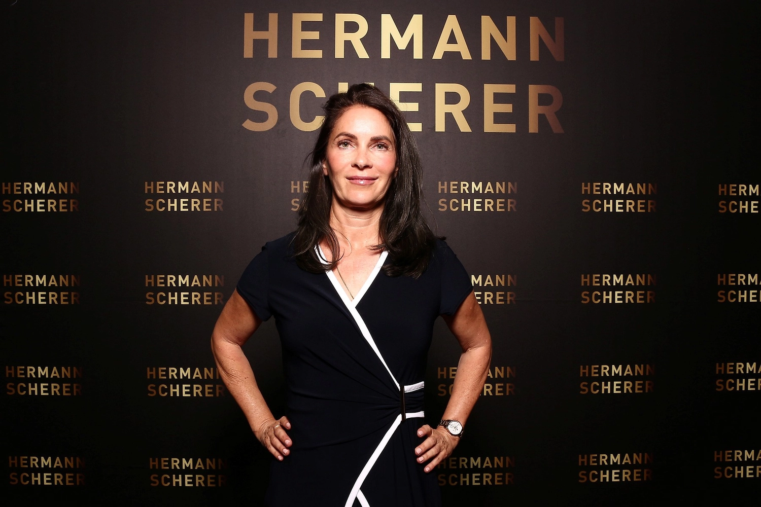 Porträt von Kathrin Ipse im navyblauen Kleid