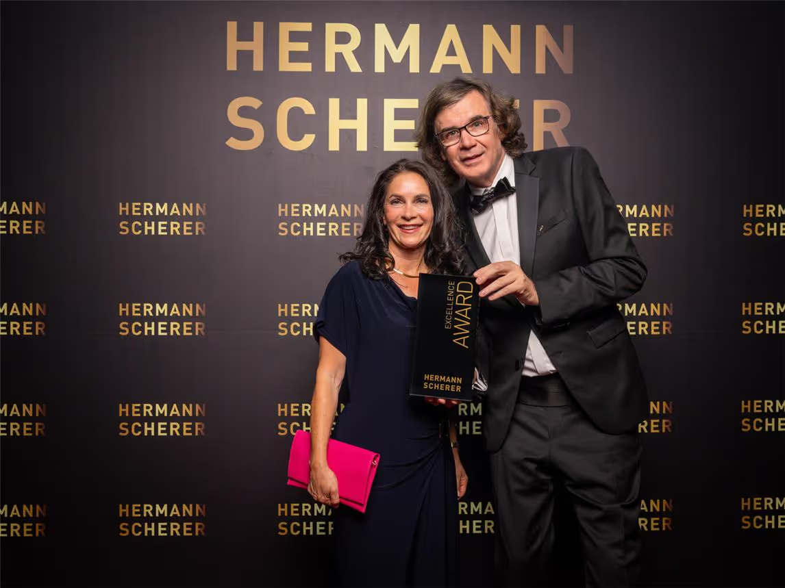 Kathrin Ipse mit dem Excellence-Award beim Hermann-Scherer-Speaker-Slam
